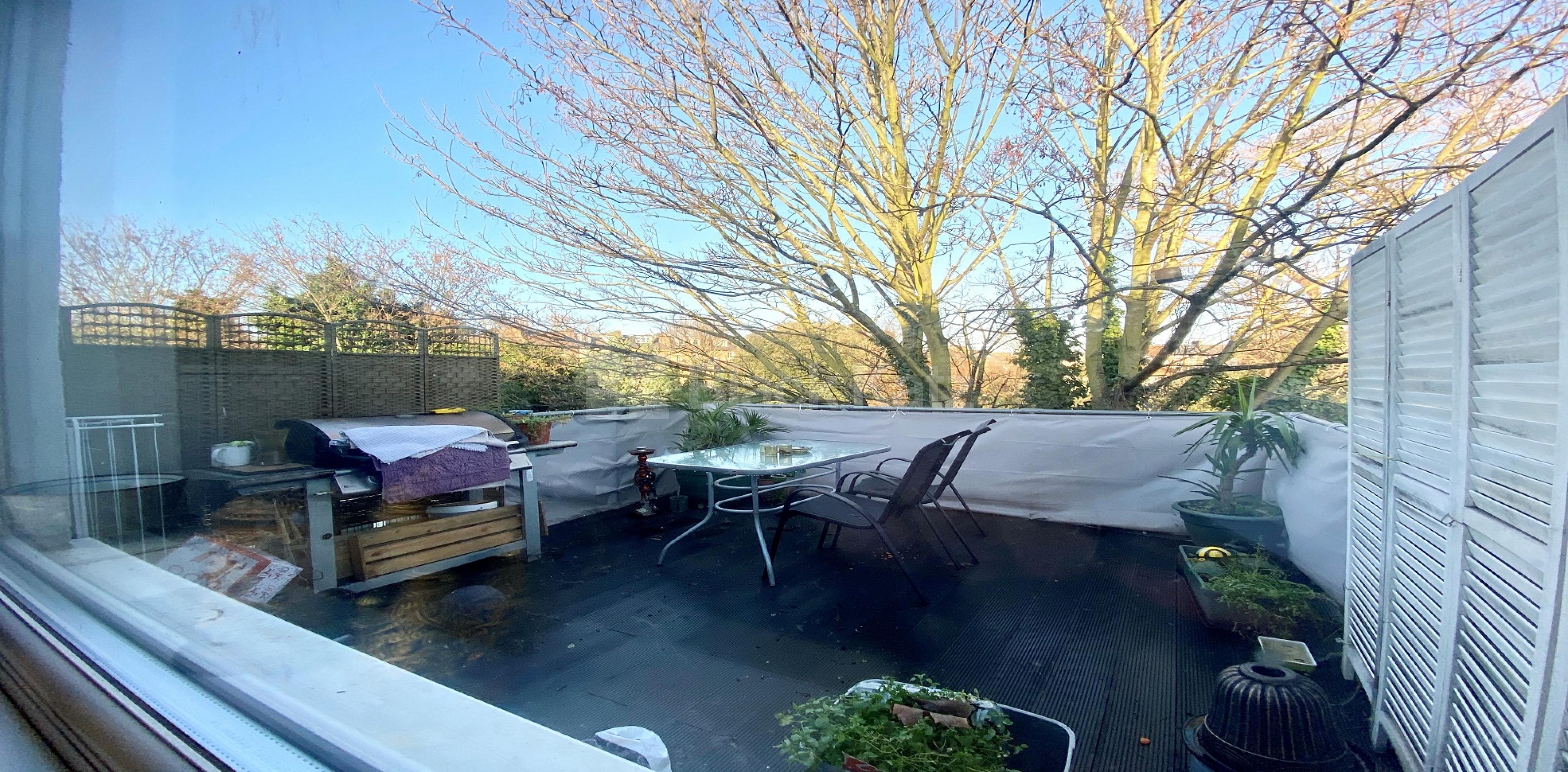 			LET  , 2 Bedroom, 1 bath, 1 reception Apartment			 Edgeley Road , Clapham  SW4